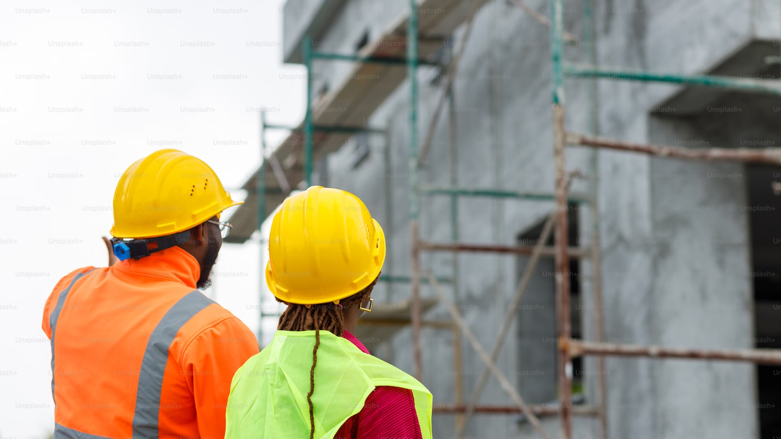 Ouvriers de Bâti Armor Construction sur un chantier de gros œuvre